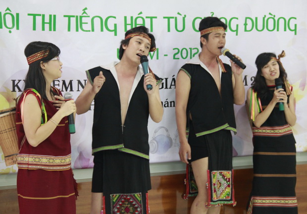 Hào hứng với Hội thi “Tiếng hát từ giảng đường lần 6 - 2012” 68