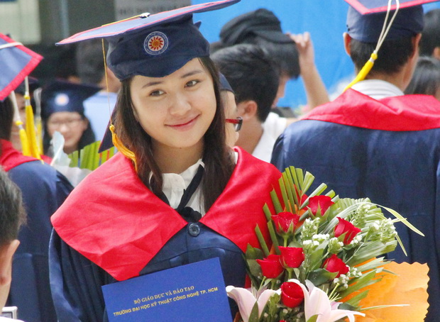 Hơn 300 tân kỹ sư, cử nhân vinh dự nhận bằng tốt nghiệp 4