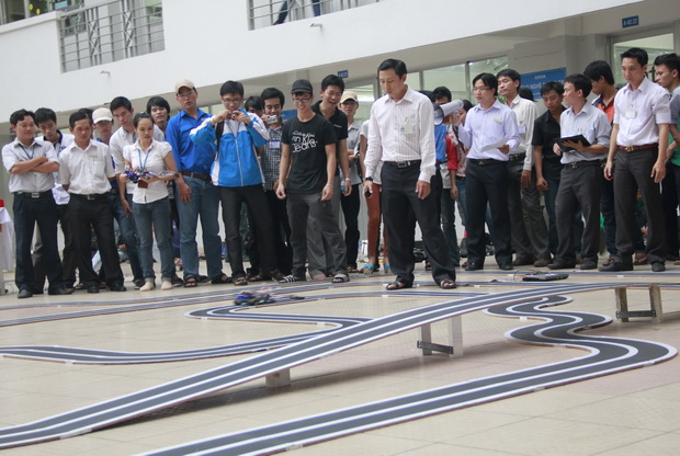 Đội đua HUTECH DKST (Lớp 09DCK) vô địch “Đường đua HUTECH 2012” 16