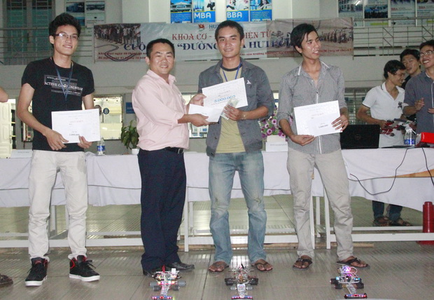 Đội đua HUTECH DKST (Lớp 09DCK) vô địch “Đường đua HUTECH 2012” 25