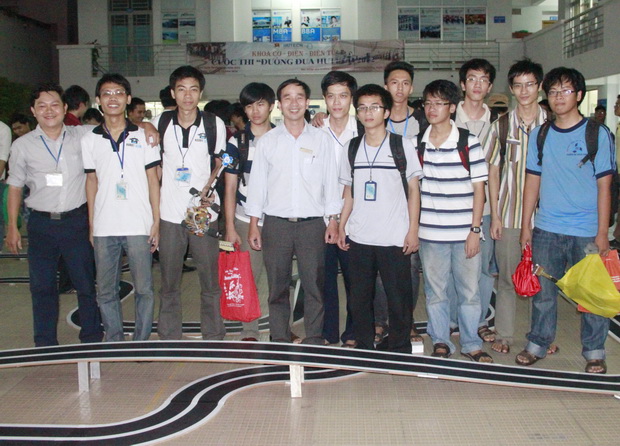 Đội đua HUTECH DKST (Lớp 09DCK) vô địch “Đường đua HUTECH 2012” 19