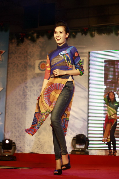 The charming HUTECH students in Vietnamese dresses of famous fashion designer Si Hoang 51