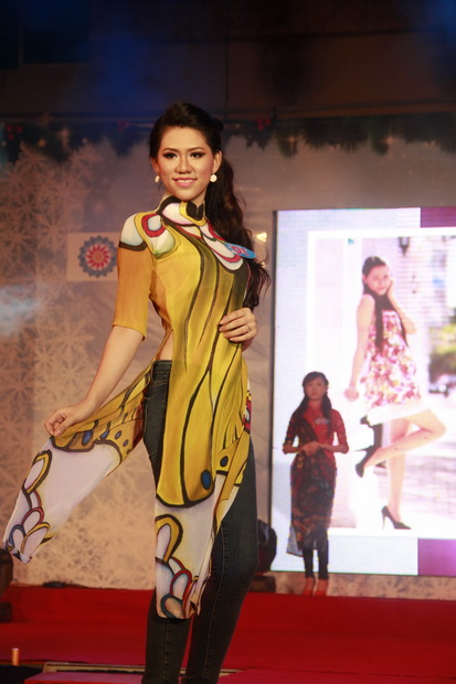 The charming HUTECH students in Vietnamese dresses of famous fashion designer Si Hoang 212