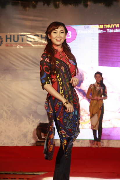 The charming HUTECH students in Vietnamese dresses of famous fashion designer Si Hoang 214