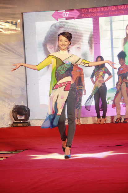 The charming HUTECH students in Vietnamese dresses of famous fashion designer Si Hoang 88