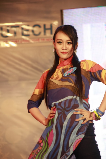 The charming HUTECH students in Vietnamese dresses of famous fashion designer Si Hoang 111