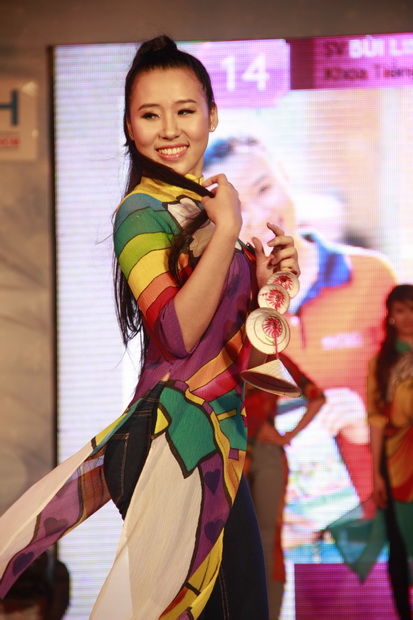 The charming HUTECH students in Vietnamese dresses of famous fashion designer Si Hoang 169