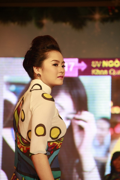 The charming HUTECH students in Vietnamese dresses of famous fashion designer Si Hoang 109