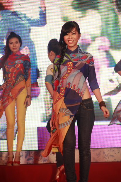 The charming HUTECH students in Vietnamese dresses of famous fashion designer Si Hoang 147