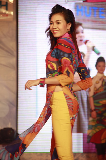 The charming HUTECH students in Vietnamese dresses of famous fashion designer Si Hoang 173