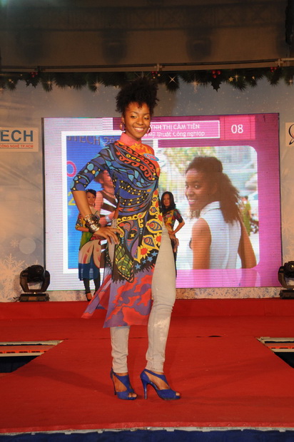 The charming HUTECH students in Vietnamese dresses of famous fashion designer Si Hoang 127