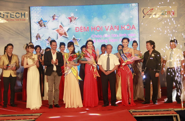 Sôi động Đêm hội văn hóa 2012 tại HUTECH 97