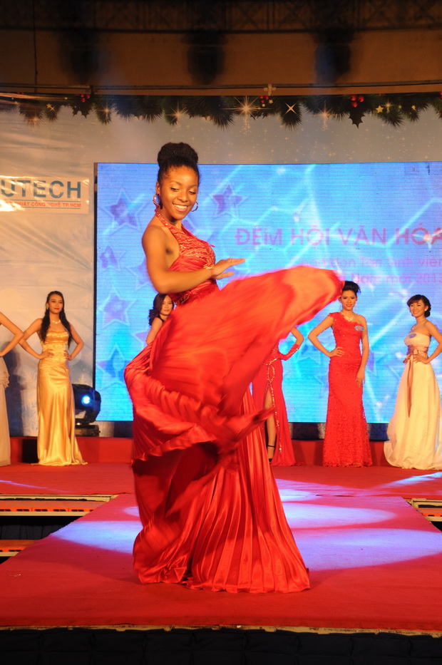 Sôi động Đêm hội văn hóa 2012 tại HUTECH 59