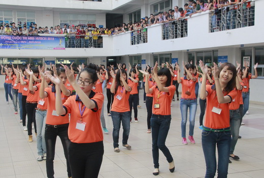 Hơn 100 thí sinh dự thi Miss HUTECH cùng nhảy Flashmob 7