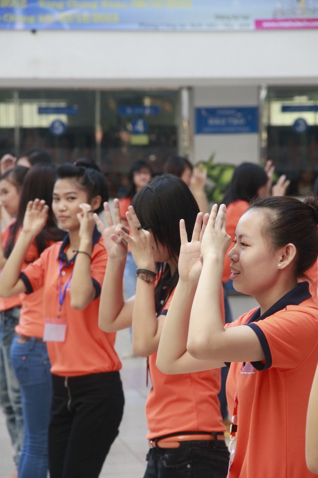 Hơn 100 thí sinh dự thi Miss HUTECH cùng nhảy Flashmob 13