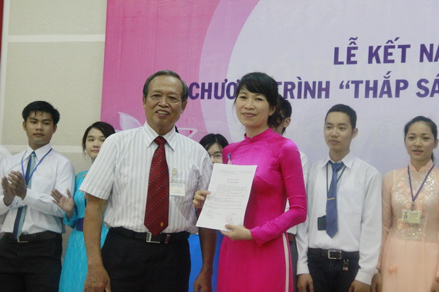 HUTECH tổ chức kết nạp Đảng cho 20 quần chúng ưu tú và trao học bổng cho sinh viên 77
