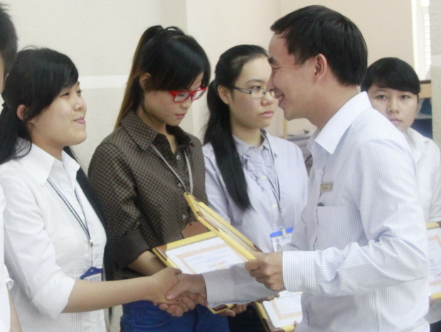 HUTECH tổ chức kết nạp Đảng cho 20 quần chúng ưu tú và trao học bổng cho sinh viên 83