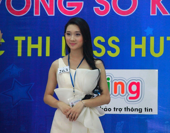 Thí sinh Miss HUTECH 2012 khoe sắc trong đêm Sơ khảo 4