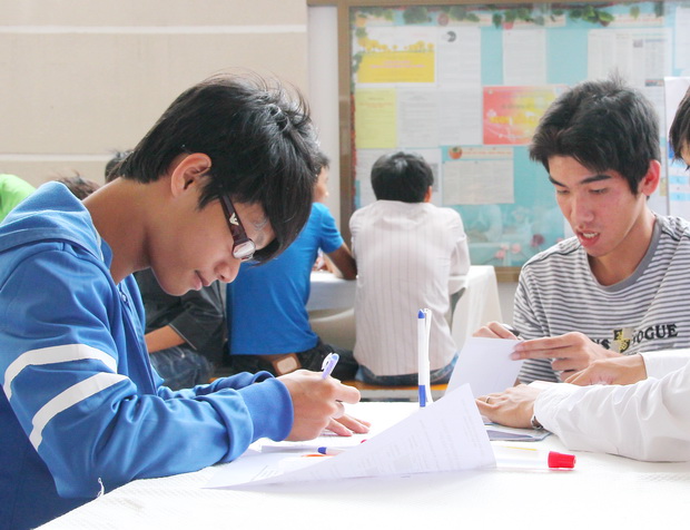 Tân sinh viên trúng tuyển hệ liên thông CĐ – ĐH phấn khởi trong ngày đầu làm thủ tục nhập học 4