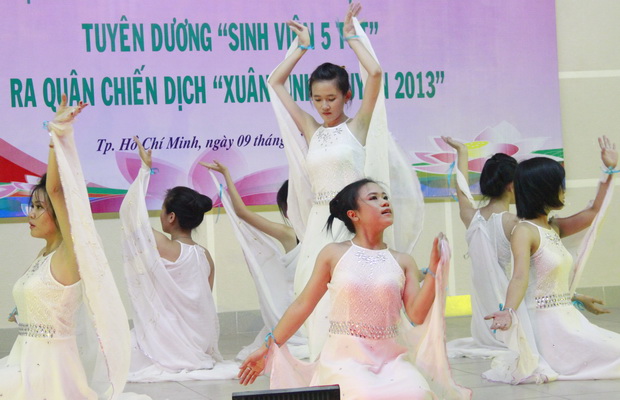 HUTECH tuyên dương 65 gương Sinh viên 5 tốt và kết nạp Đảng 18 quần chúng ưu tú 4