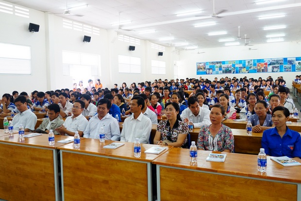 Học sinh Trường THPT Duyên Hải (Trà Vinh) hào hứng tham quan HUTECH 15