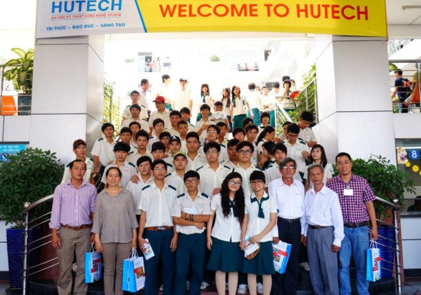 Học sinh các trường THPT đến tìm hiểu và tham quan HUTECH  16
