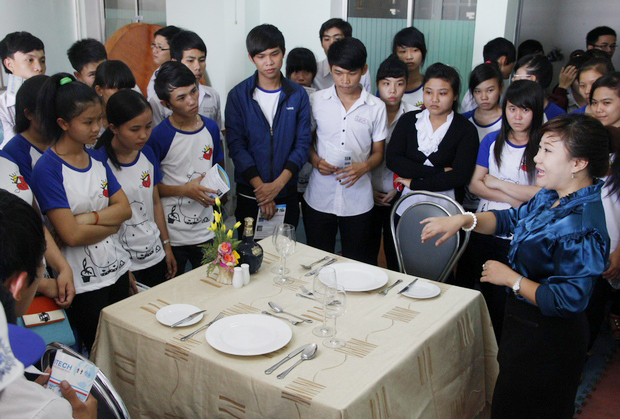 Học sinh trường THPT Lê Quý Đôn (Tây Ninh) thăm quan HUTECH 21