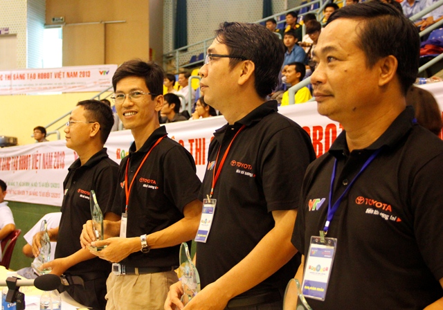 HUTECH team makes their debut at Vietnam Robot Innovation Contest 2013 38