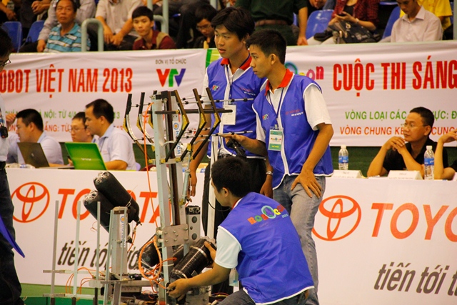 HUTECH team makes their debut at Vietnam Robot Innovation Contest 2013 26