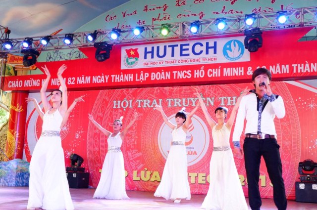 Tưng bừng khai mạc Hội trại "Tiếp lửa HUTECH 2013"  8