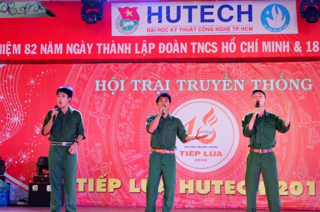 Tưng bừng khai mạc Hội trại "Tiếp lửa HUTECH 2013"  16