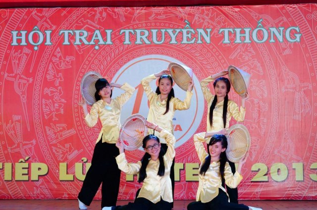 Tưng bừng khai mạc Hội trại "Tiếp lửa HUTECH 2013"  20
