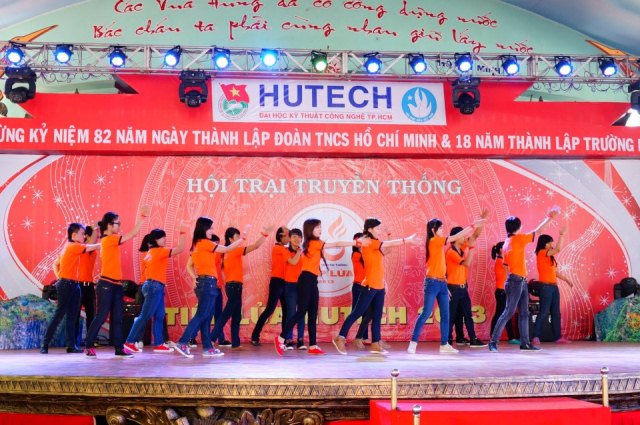 Tưng bừng khai mạc Hội trại "Tiếp lửa HUTECH 2013"  24