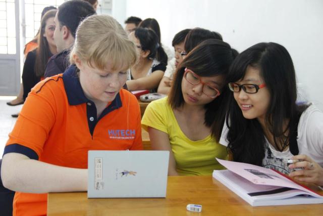 Đoàn sinh viên Đại học VIA – TEKO (Đan Mạch) thăm và tìm hiểu văn hóa Việt Nam tại HUTECH 14
