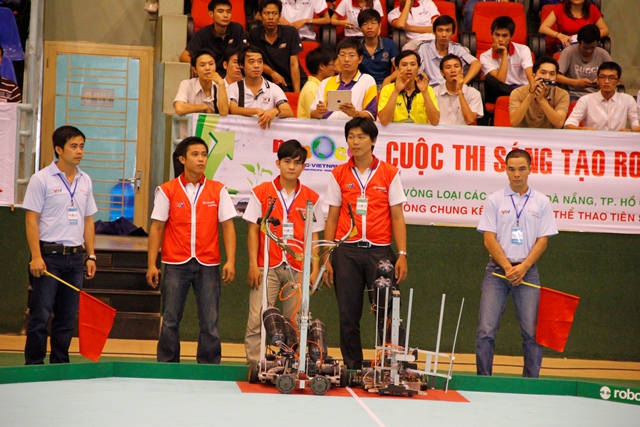 HUTECH ra quân tại Cuộc thi Sáng tạo Robot Việt Nam 2013 sáng ngày 05/4 16