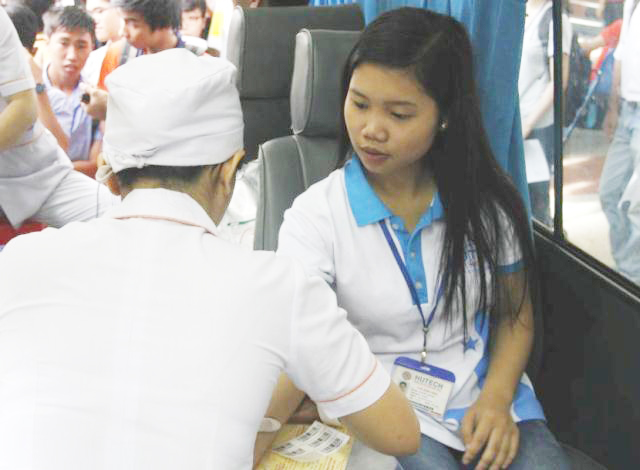 Sinh viên HUTECH sôi nổi hiến máu tình nguyện sáng 18/4/2013 6