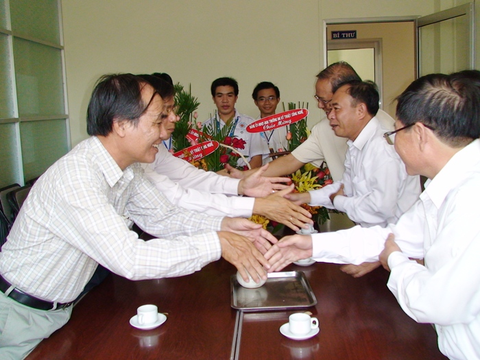 HUTECH chúc mừng thành công Đại hội Đảng bộ Phường 25 12