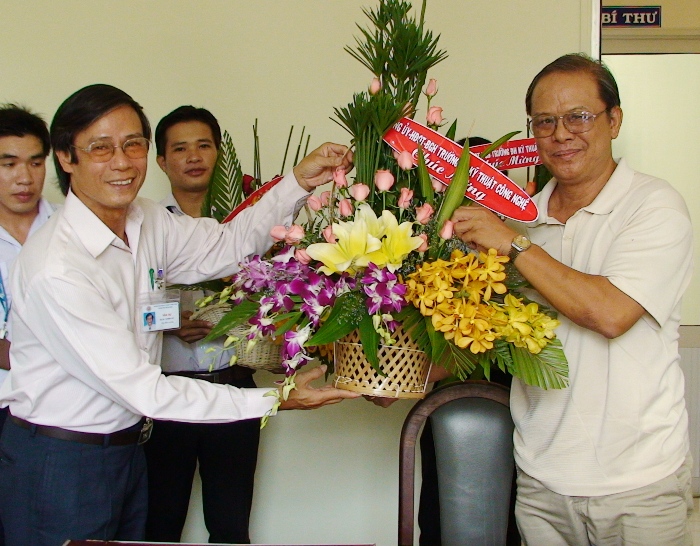 HUTECH chúc mừng thành công Đại hội Đảng bộ Phường 25 6