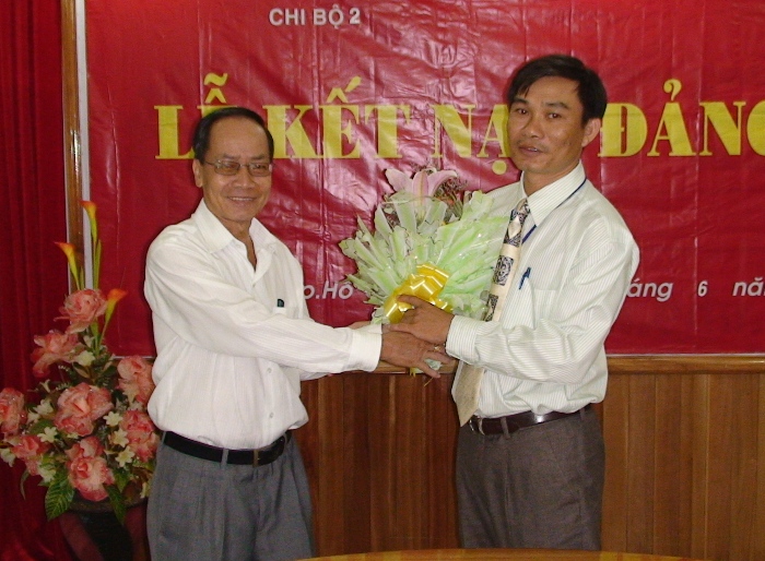 Trước thềm Đại hội Đảng bộ: Chi bộ 2 kết nạp thêm Đảng viên mới 14