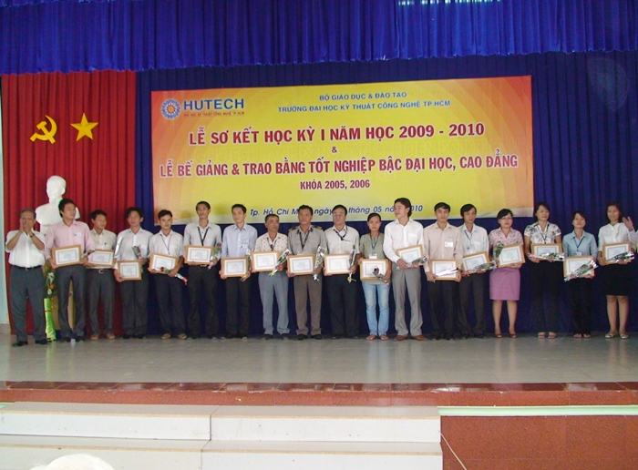 HUTECH tổ chức Lễ sơ kết kỳ I và trao bằng tốt nghiệp 20