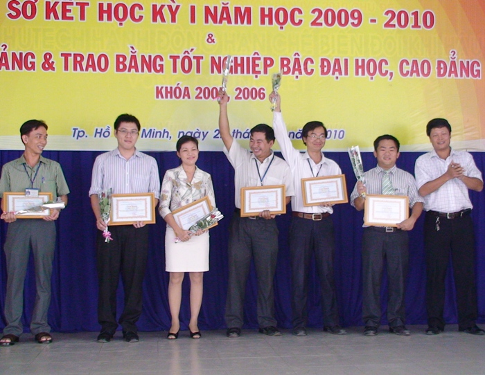 HUTECH tổ chức Lễ sơ kết kỳ I và trao bằng tốt nghiệp 11