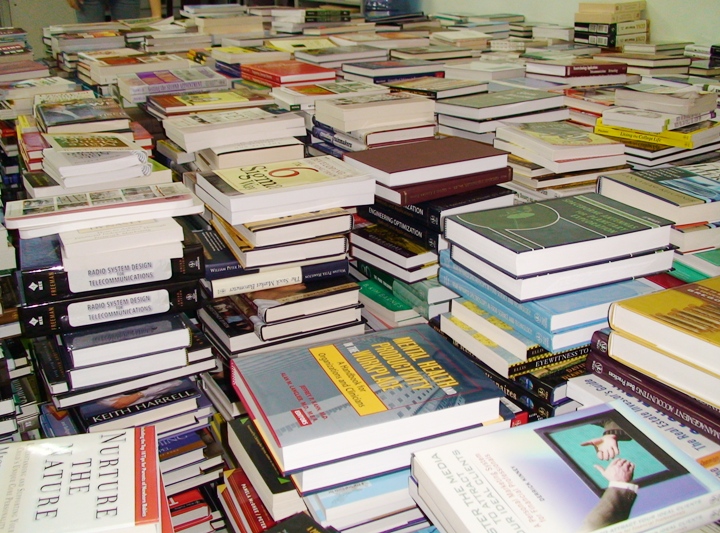 Thư viện Trung tâm HUTECH đón nhận hơn 3.000 đầu sách mới 11