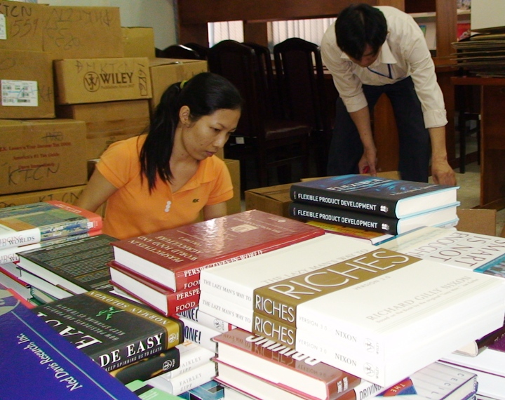 Thư viện Trung tâm HUTECH đón nhận hơn 3.000 đầu sách mới 23