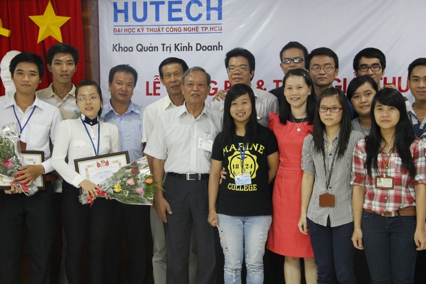 Khoa Quản trị kinh doanh trao giải thưởng sinh viên Nghiên cứu khoa học năm 2013 7