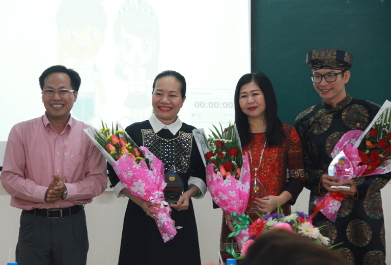 sinh viên cao đẳng thực hành HUTECH tự tin hùng biện tiếng anh