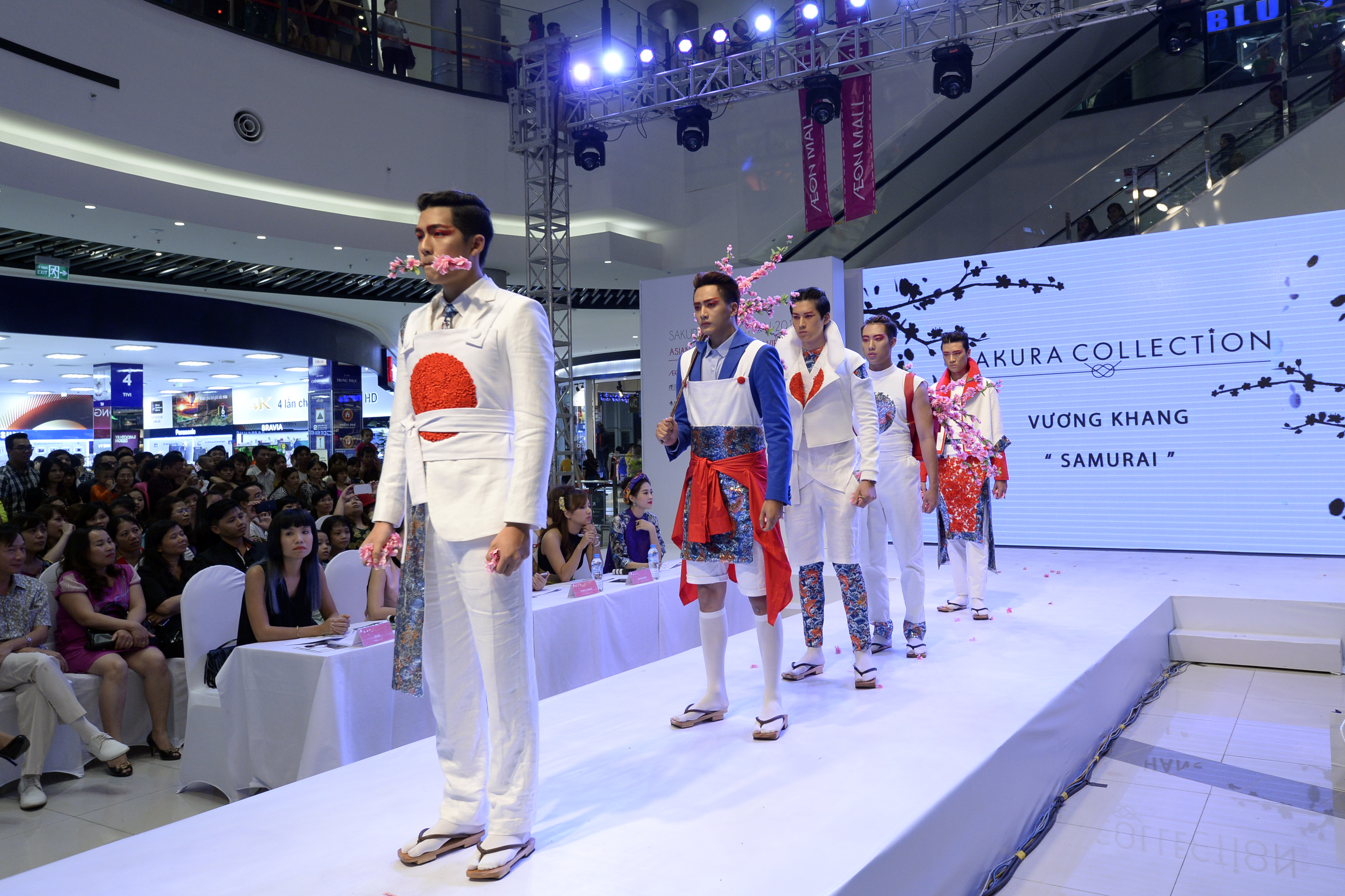 HUTECH student named as Champion the 2015’s Sakura Collection competition. 58