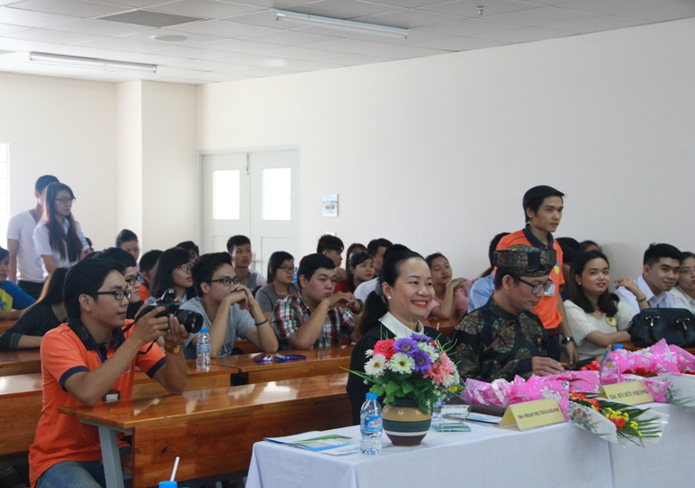 sinh viên cao đẳng thực hành HUTECH tự tin hùng biện Tiếng Anh