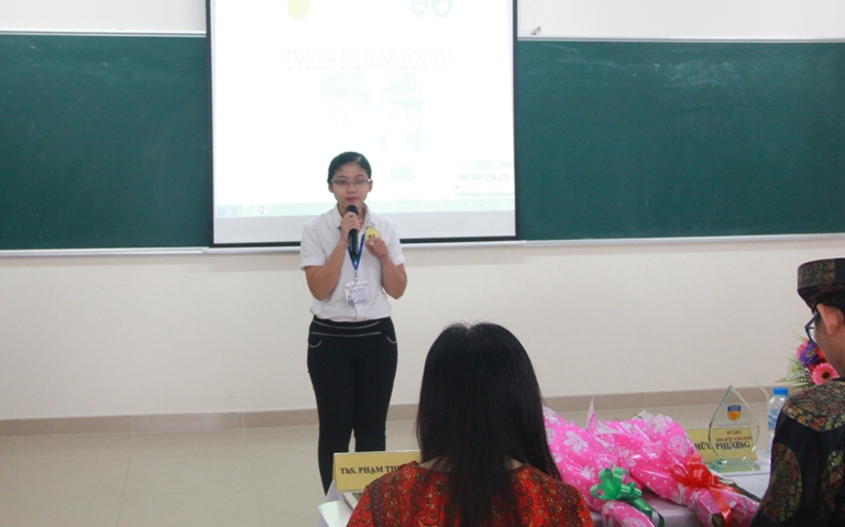 Sinh viên Cao đẳng thực hành HUTECH tự tin hùng biện Tiếng Anh