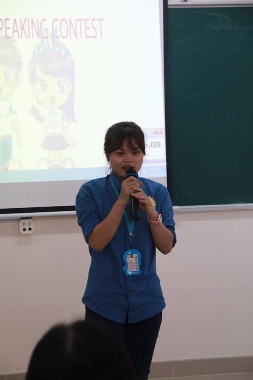 sinh viên cao đẳng thực hành HUTECH tự tin hùng biện Tiếng Anh