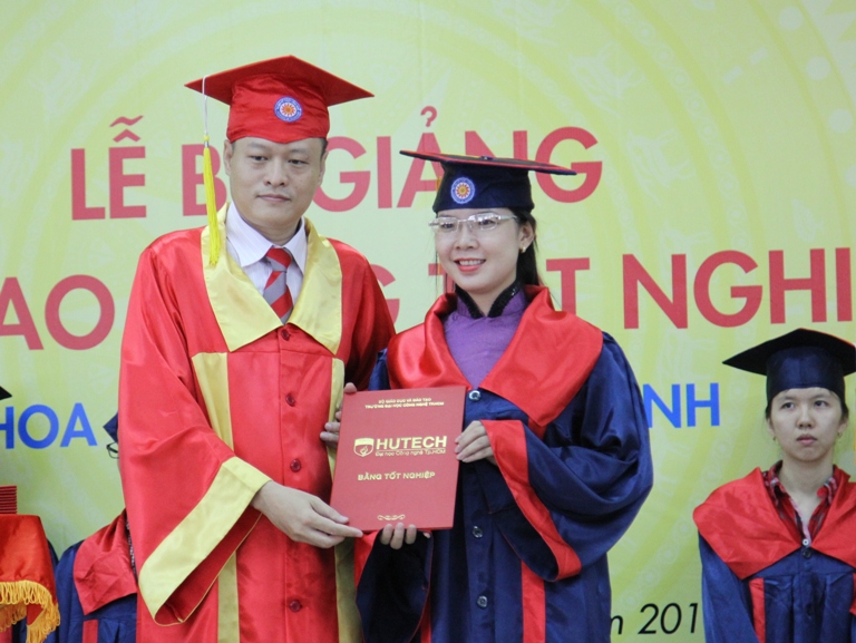 HUTECH tổ chức lễ tốt nghiệp cho sinh viên Cao đẳng thực hành